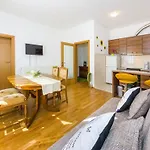 Апартаменти Populare Charming Задар